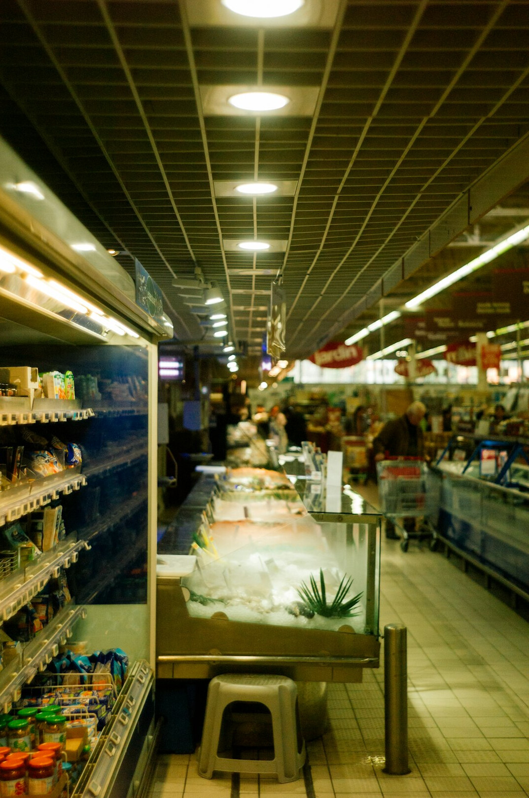 police arriving at supermarket